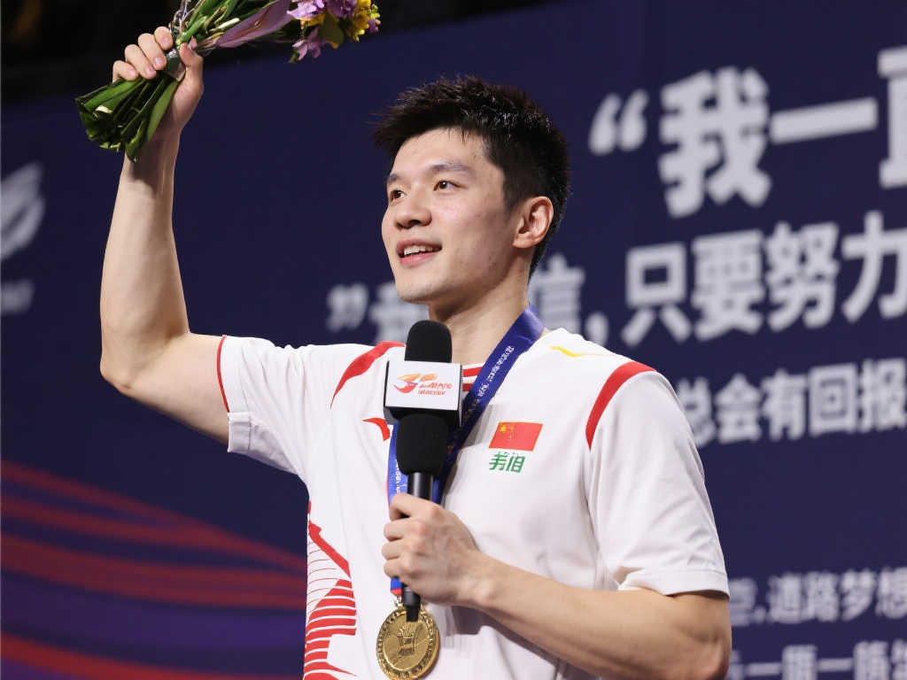 中国第一人!赵心童世锦赛问鼎,克鲁斯堡骄傲挥舞五星红旗 中国第一人!赵心童世锦赛问鼎,克鲁斯堡骄傲挥舞五星红旗